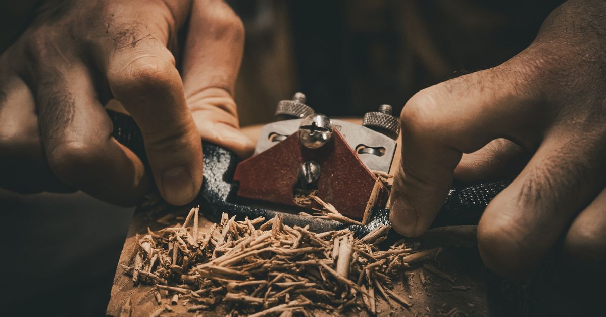 Mains de l'artisan menuisier travaillant le bois