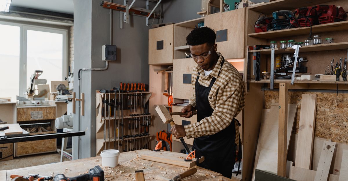Atelier de menuiserie, bois brut et outils d'ébéniste