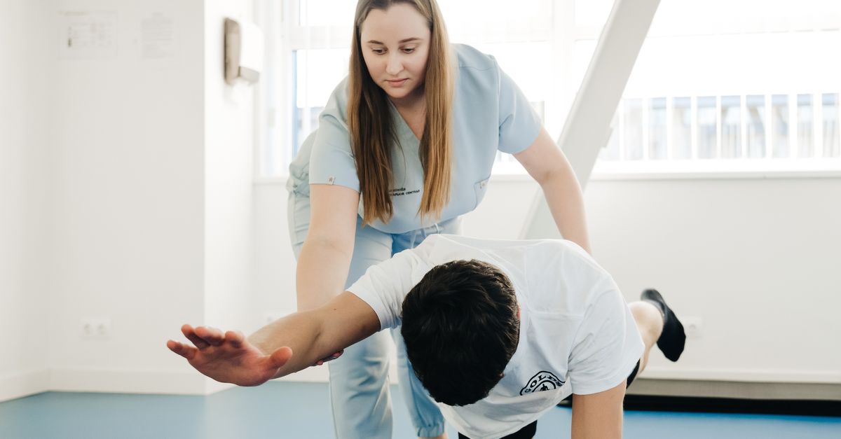Praticienne accompagnant un patient au cabinet Équilibre
