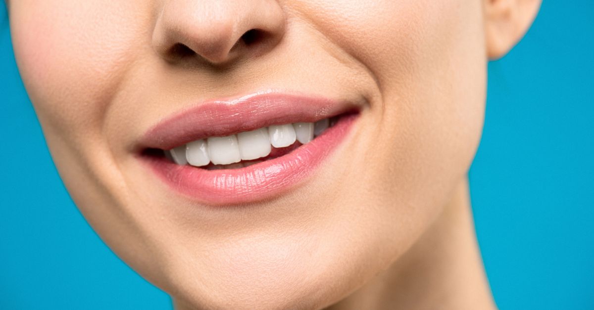 Sourire d'une patiente satisfaite