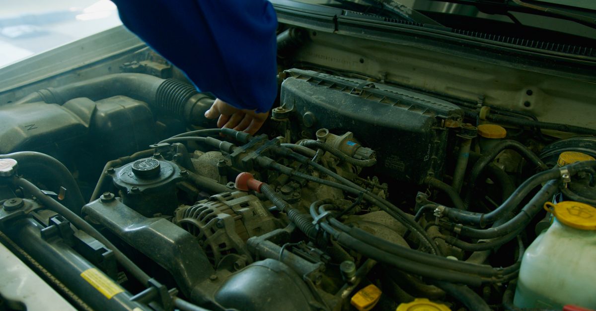 Moteur en cours d'entretien à l'atelier
