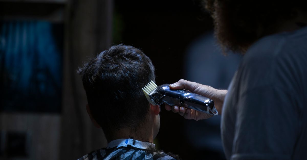 Barbier de la Maison Faubourg au travail