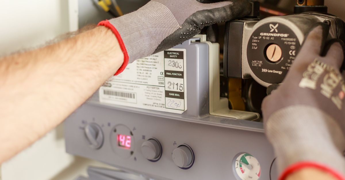 Artisan plombier chauffagiste de Thermo Confort en intervention
