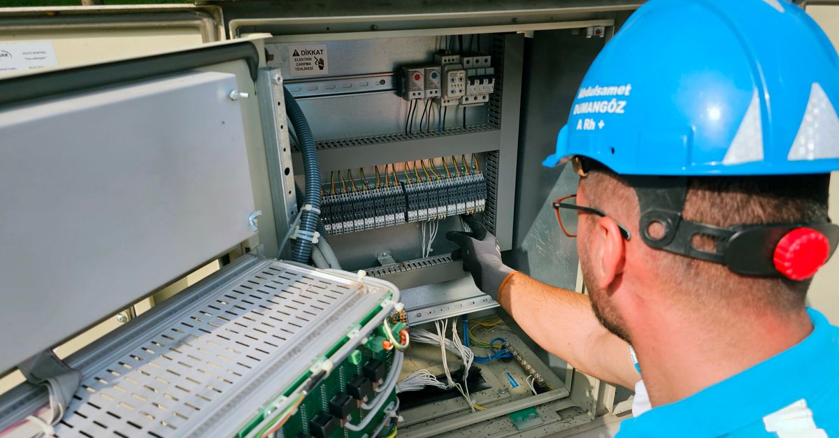 Électricien intervenant sur un tableau électrique
