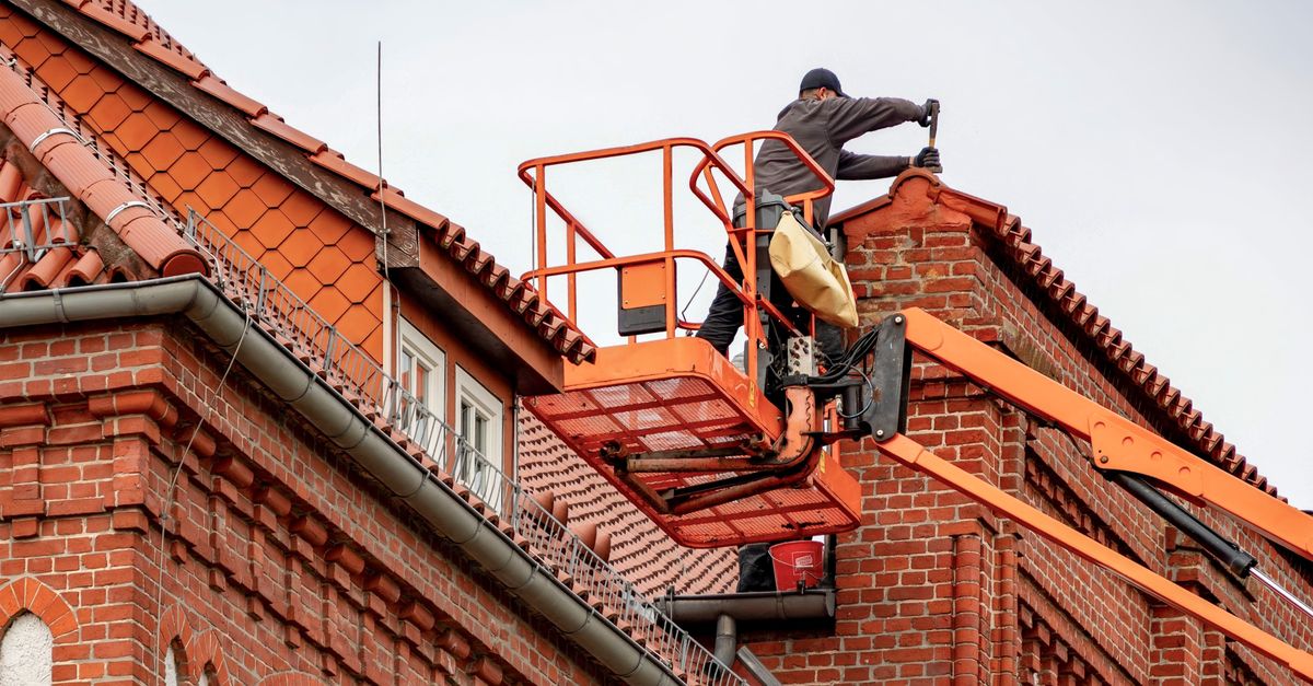 Couvreur au travail sur une toiture à Caluire-et-Cuire